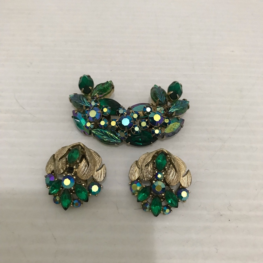 Elegant Green Gems Brooch Set